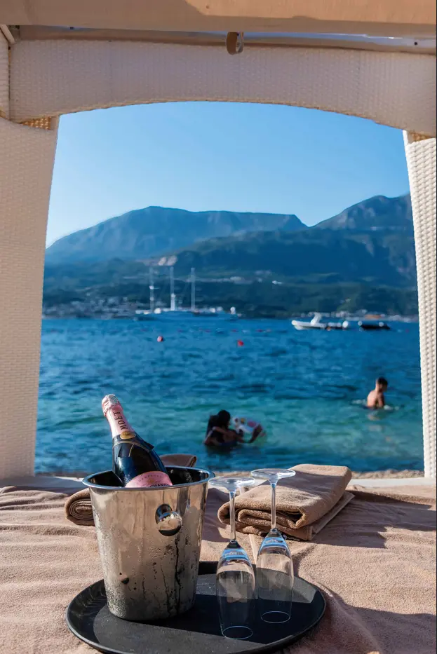 Pješčana plaža u Forte Rose s kristalno čistom jadranskom vodom